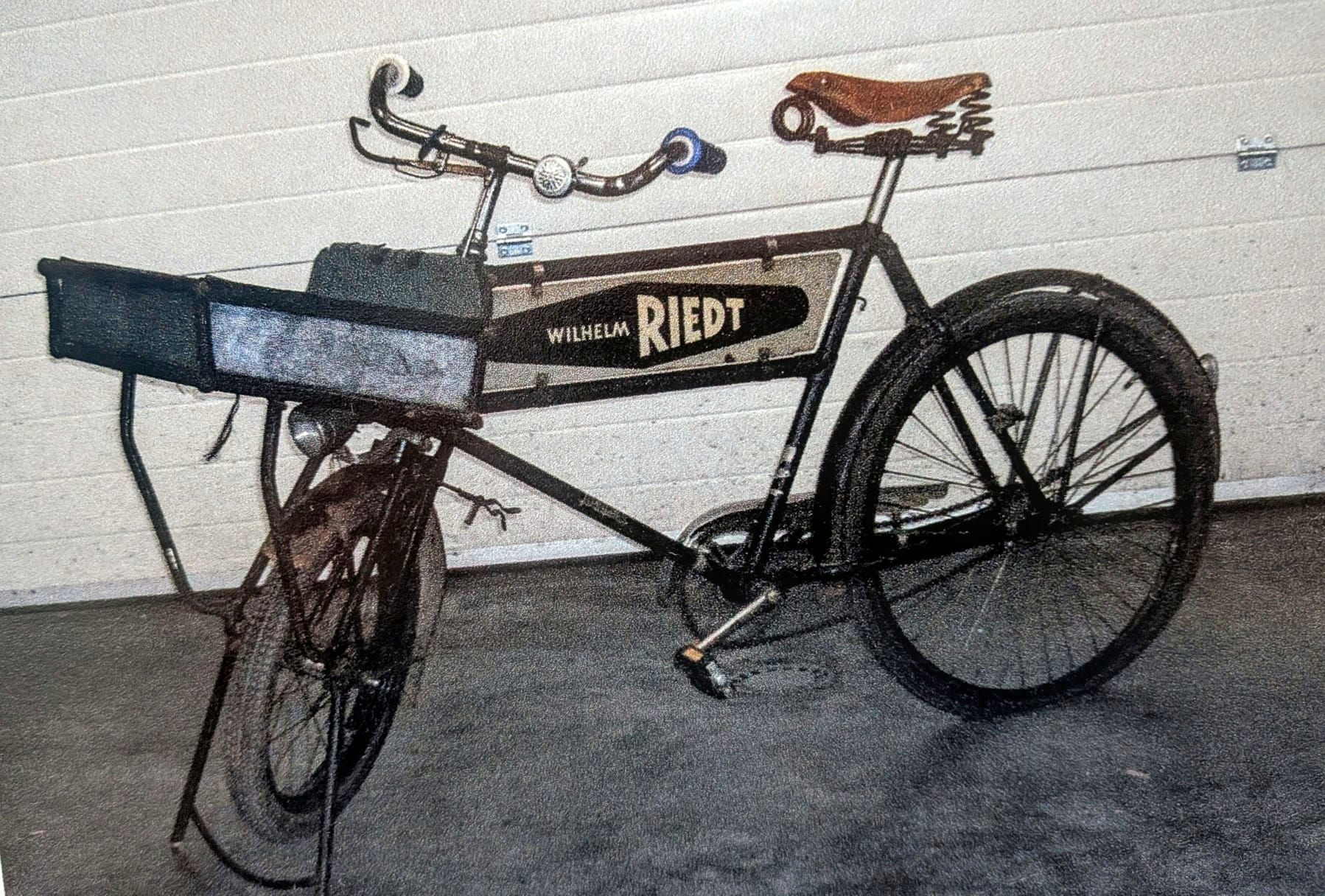 Historisches Auslieferungsfahrrad der frühen Unternehmensjahre