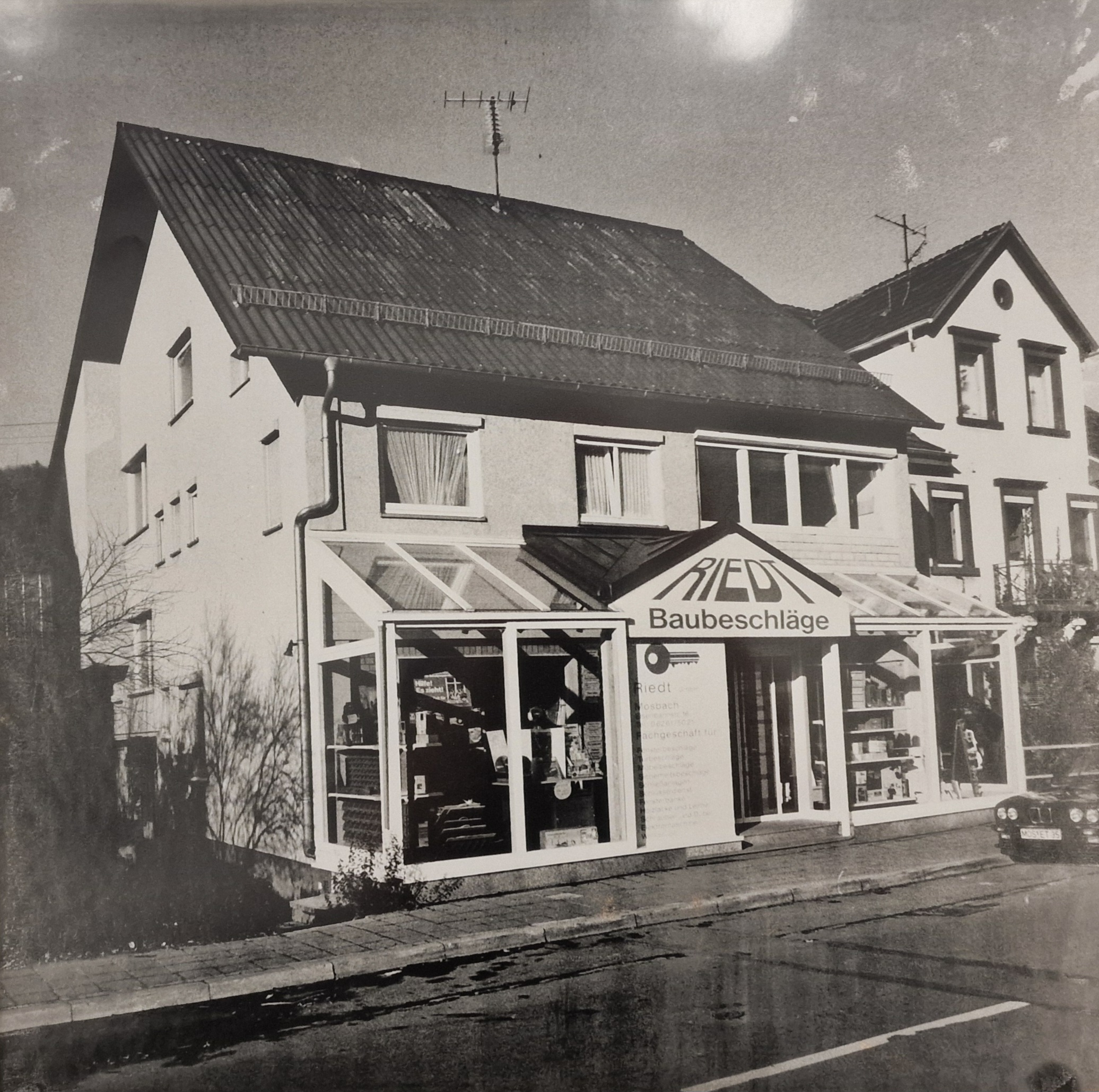 Historisches Firmengebäude mit erweitertem Vorbau
