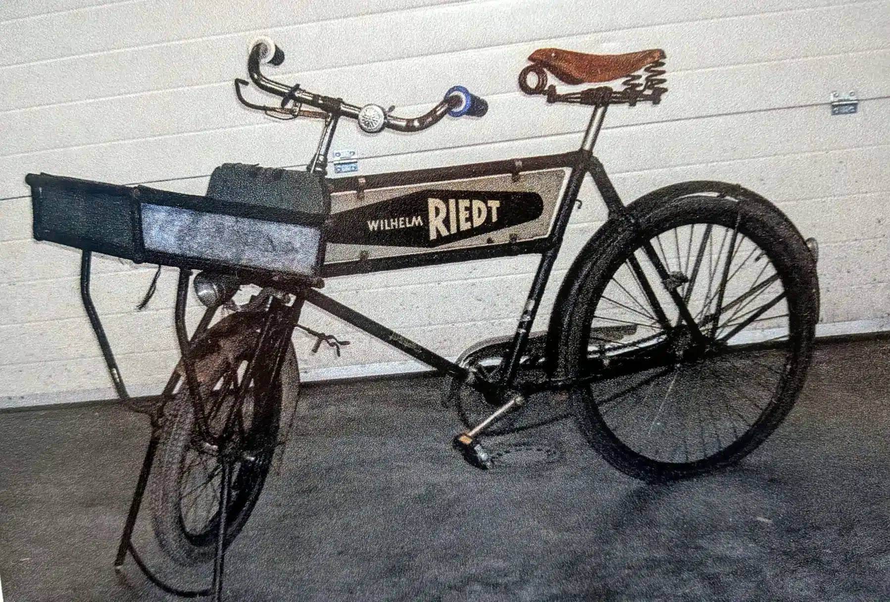 Historisches Auslieferungsfahrrad der frühen Unternehmensjahre