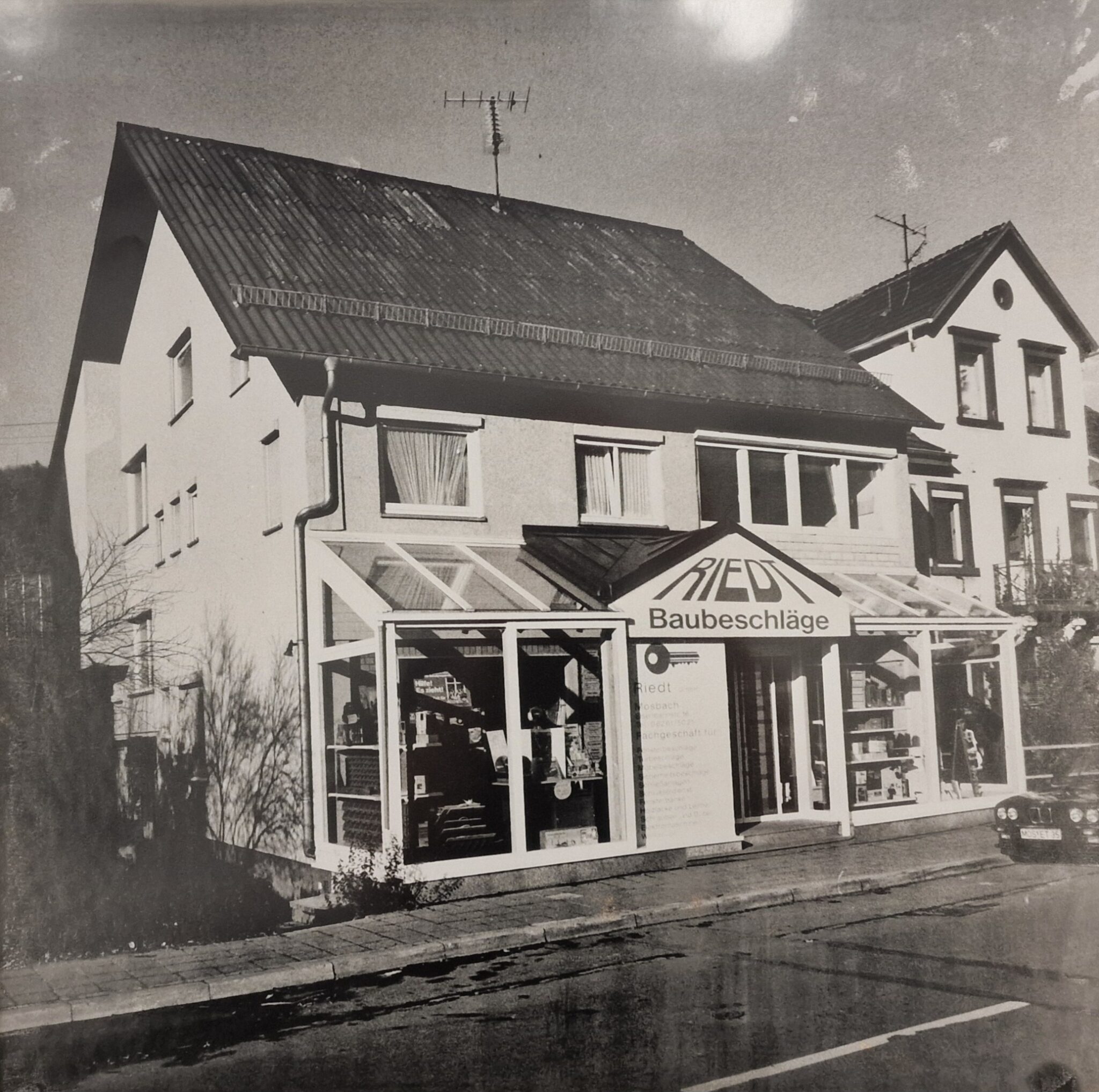 Historisches Firmengebäude mit erweitertem Vorbau